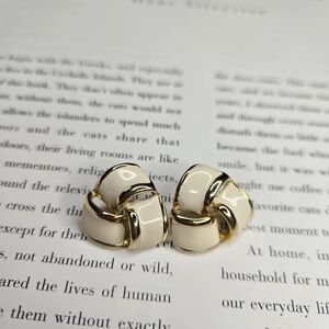 VINTAGE Elegant Cream and Gold Knot Triangular Earrings